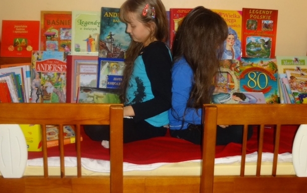 dzieci czytają książki